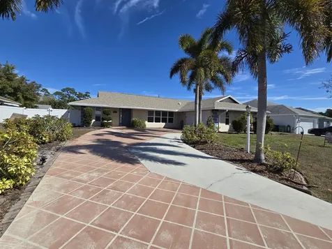 1011 Se Spinnaker Avenue Port Saint Lucie FL 34983