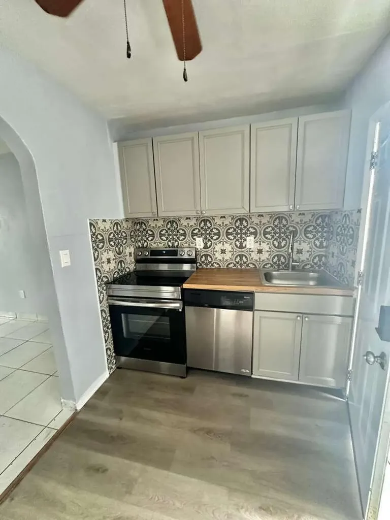 23 SE 12th Street Dania Beach FL 33004