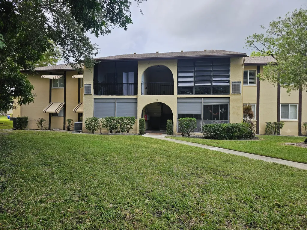 312 Pine Ridge Circle Greenacres FL 33463