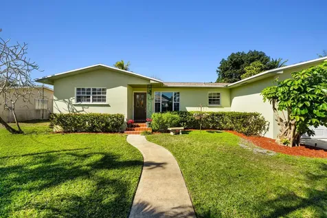 7405 W Lake Drive Lake Clarke Shores FL 33406