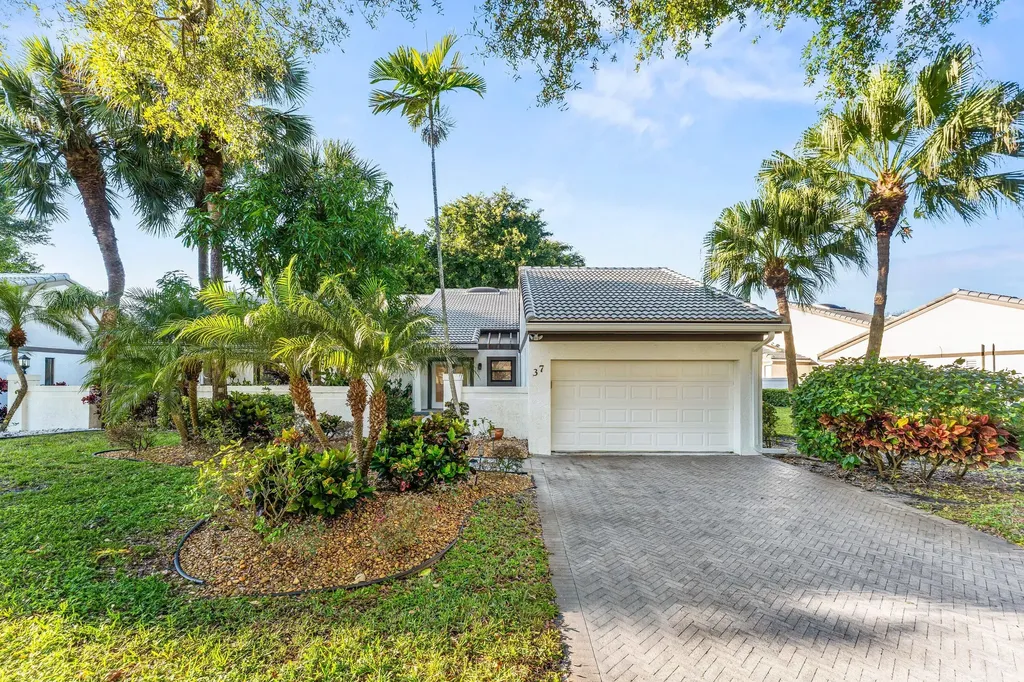 37 Clubhouse Lane Boynton Beach FL 33436