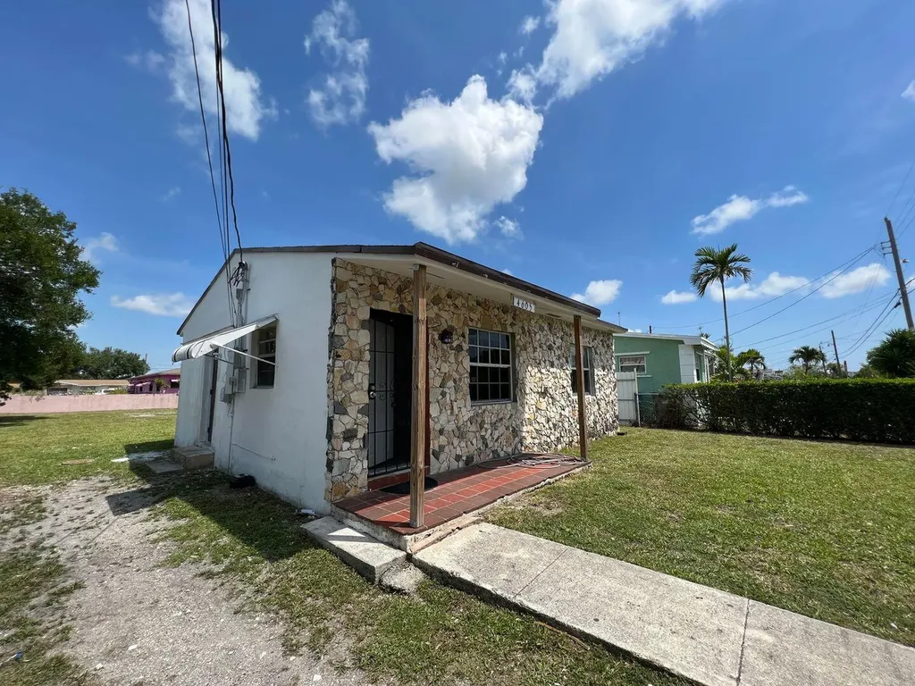 4605 SW 25th Street West Park FL 33023