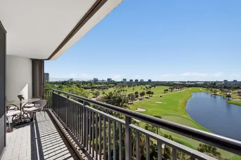 2427 Presidential Way West Palm Beach FL 33401