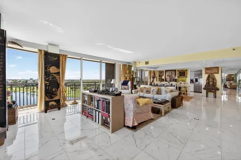 2427 Presidential Way West Palm Beach FL 33401