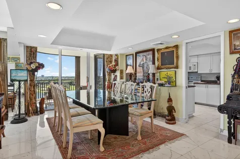 2427 Presidential Way West Palm Beach FL 33401