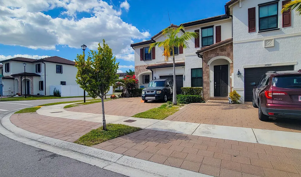 10902 W 33rd Way Hialeah FL 33018