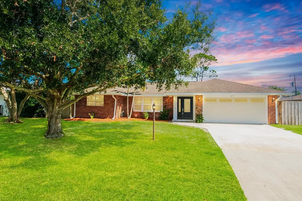 471 Se Lamon Lane Port Saint Lucie FL 34983