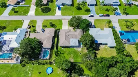 471 Se Lamon Lane Port Saint Lucie FL 34983