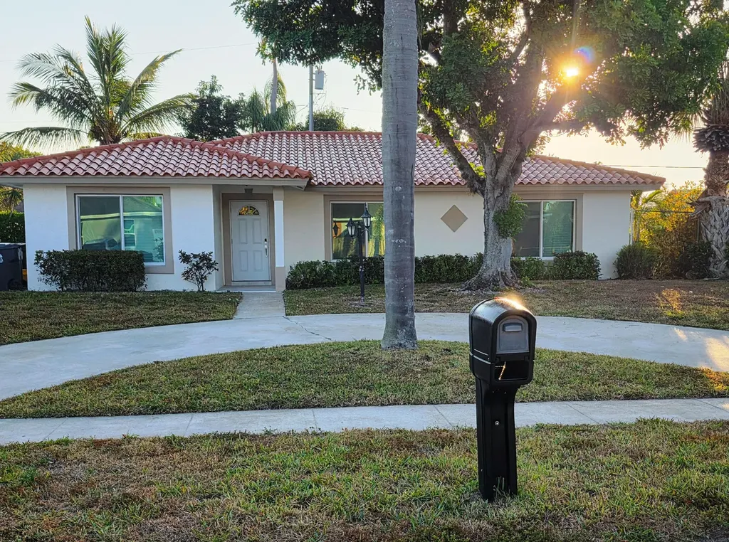 2966 Via Vellaria Lake Worth FL 33461