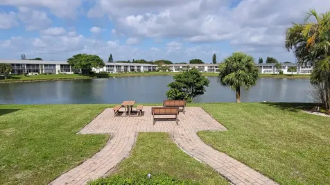 114 Chatham E West Palm Beach FL 33417