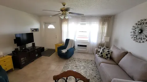 114 Chatham E West Palm Beach FL 33417