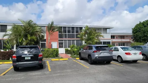 114 Chatham E West Palm Beach FL 33417