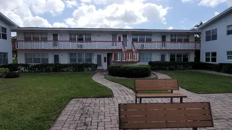 114 Chatham E West Palm Beach FL 33417