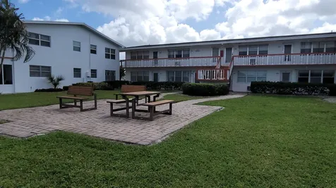 114 Chatham E West Palm Beach FL 33417