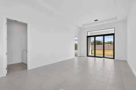 320 Se Via Sangro Port Saint Lucie FL 34952