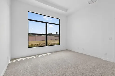 320 Se Via Sangro Port Saint Lucie FL 34952