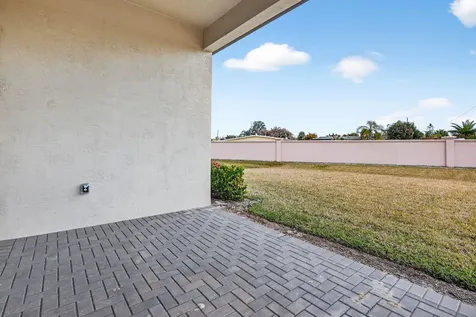 320 Se Via Sangro Port Saint Lucie FL 34952