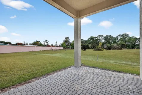 320 Se Via Sangro Port Saint Lucie FL 34952