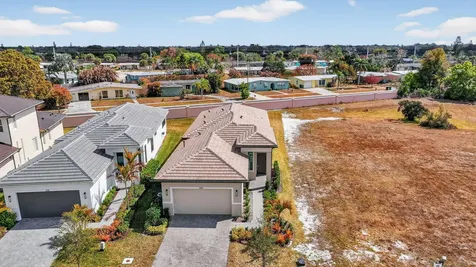 320 Se Via Sangro Port Saint Lucie FL 34952
