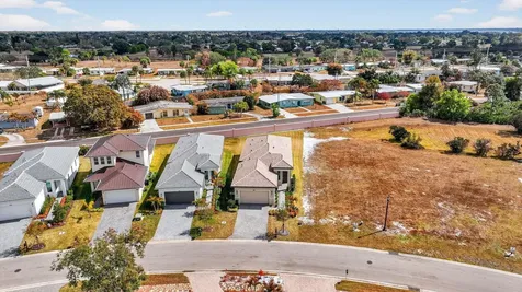 320 Se Via Sangro Port Saint Lucie FL 34952