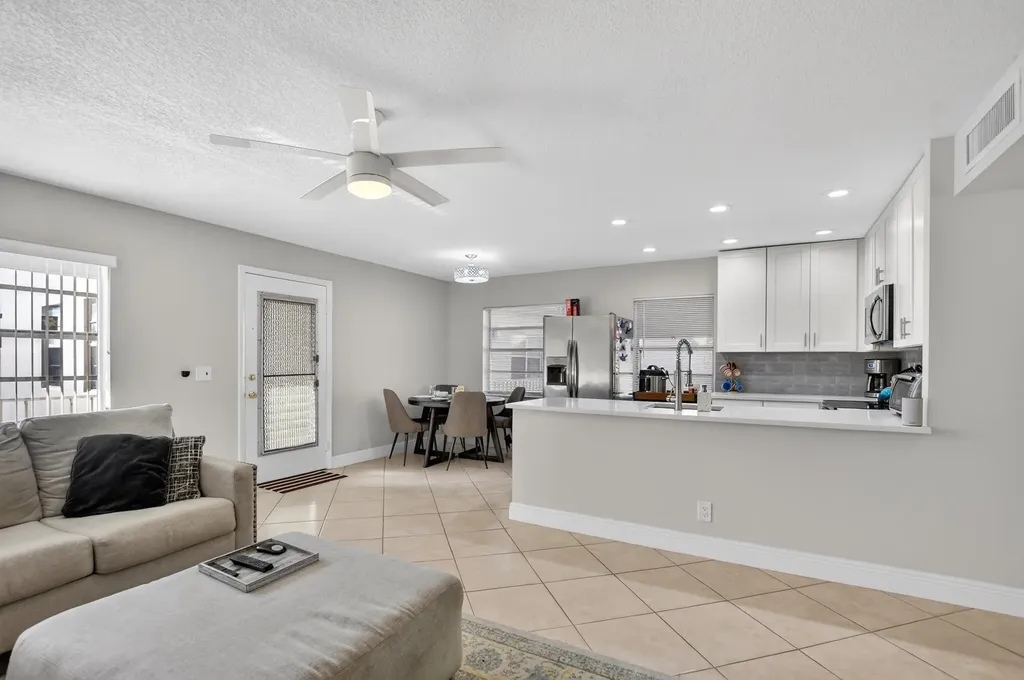 805 Flanders Q Delray Beach FL 33484
