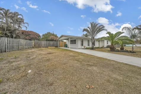 105 Se Castana Court Port Saint Lucie FL 34983
