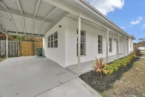 105 Se Castana Court Port Saint Lucie FL 34983