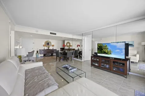 2425 Presidential Way West Palm Beach FL 33401
