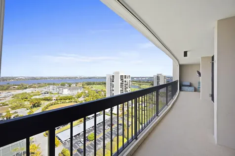 2425 Presidential Way West Palm Beach FL 33401