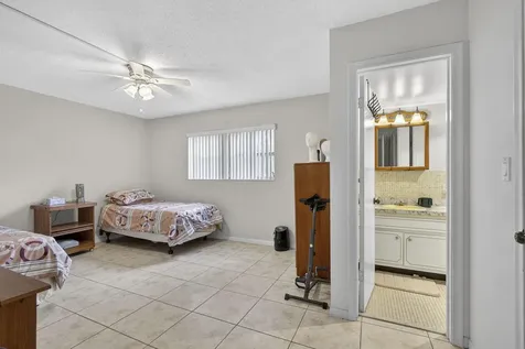 72 Plymouth I West Palm Beach FL 33417