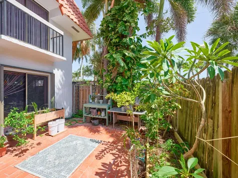 1251 S Federal Highway Boca Raton FL 33432