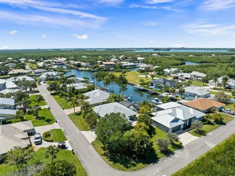 139 Commonwealth Court Hutchinson Island FL 34949