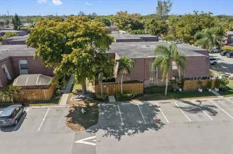 7585 Courtyard Run Boca Raton FL 33433