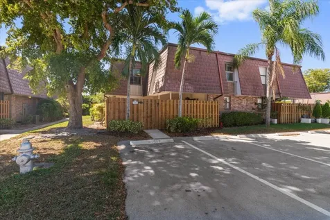 7585 Courtyard Run Boca Raton FL 33433
