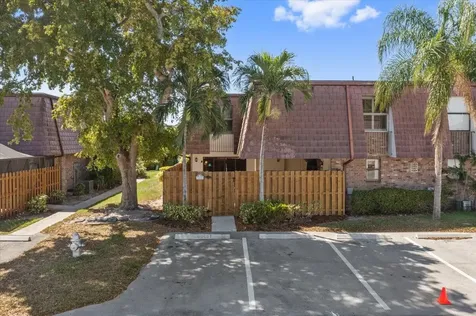 7585 Courtyard Run Boca Raton FL 33433