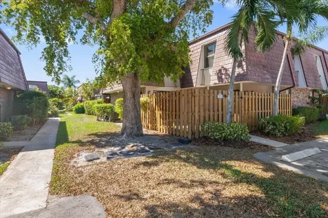 7585 Courtyard Run Boca Raton FL 33433