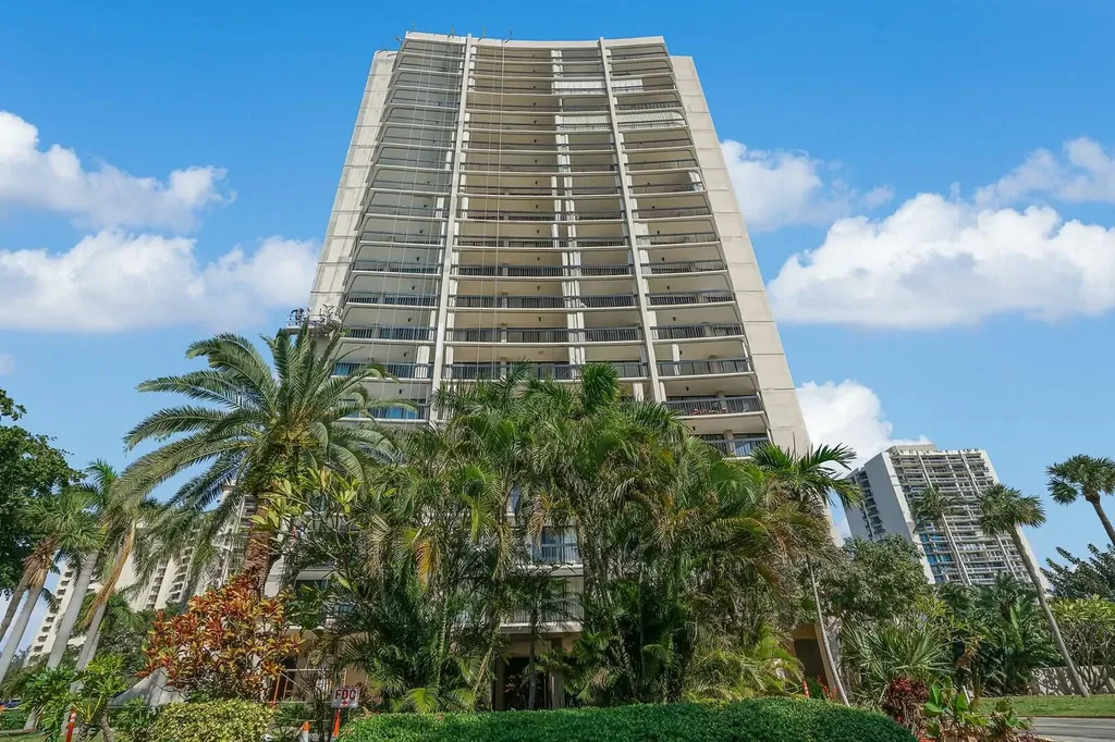2425 Presidential Way West Palm Beach FL 33401