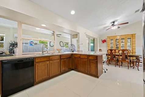 932 Se Damask Avenue Port Saint Lucie FL 34983