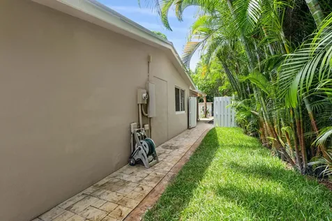 136 Nw 10th Street Boca Raton FL 33432