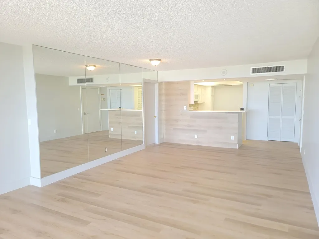 2425 Presidential Way West Palm Beach FL 33401