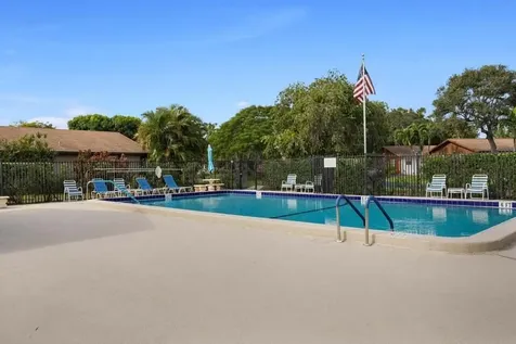 556 Se 28th Circle Boynton Beach FL 33435