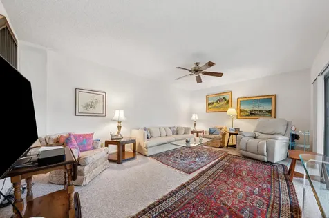 556 Se 28th Circle Boynton Beach FL 33435
