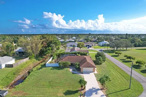 1991 Se Aires Lane Port Saint Lucie FL 34984