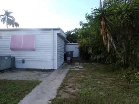 8903 Pine Street Boynton Beach FL 33436