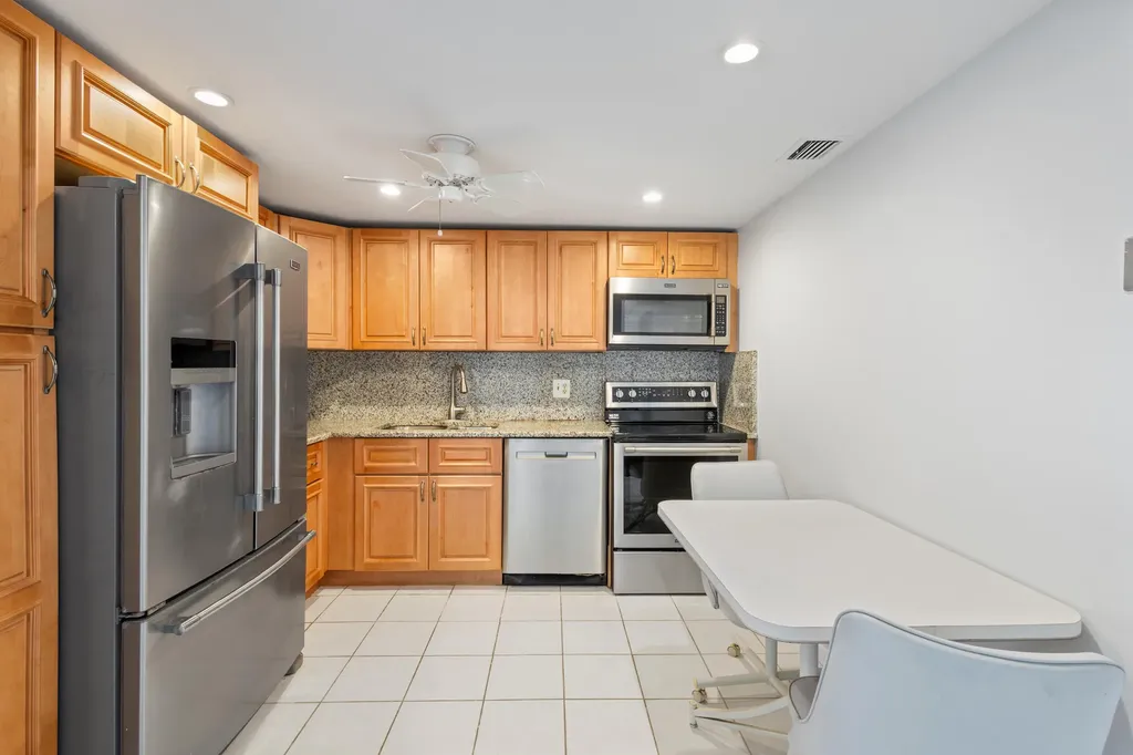 304 Wellington F West Palm Beach FL 33417
