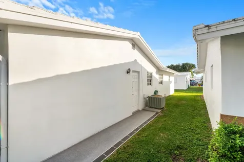 2006 Sw Golf Lane Boynton Beach FL 33426