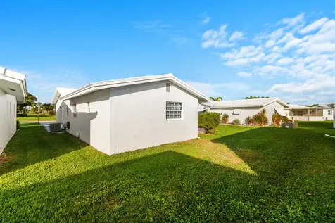 2006 Sw Golf Lane Boynton Beach FL 33426