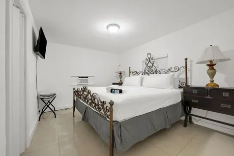 2365 Nw 68th Street Miami FL 33147
