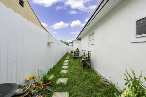 2365 Nw 68th Street Miami FL 33147