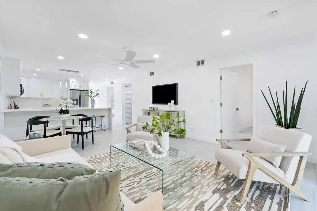 9275 Flynn Circle Boca Raton FL 33496